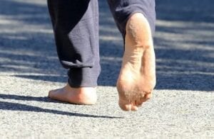 Étude : Marcher Pieds Nus Pourrait Augmenter La Taille Du Pénis