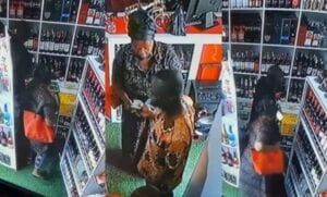 Ghana: Une Mère Et Son Fils Filmés En Train De Voler Dans Un Magasin De Vins (Vidéo)