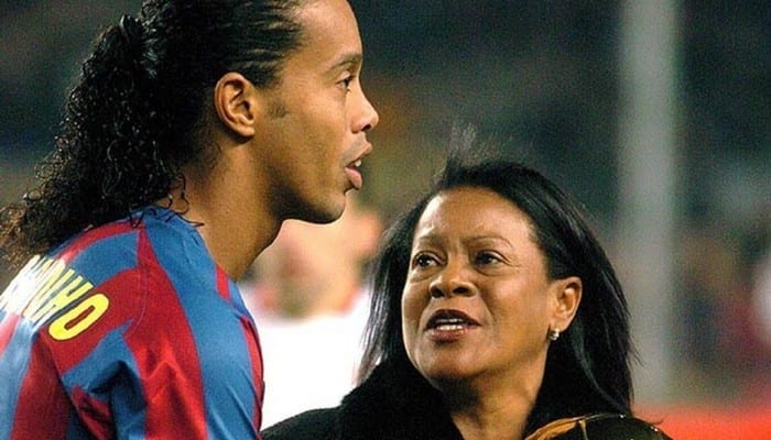 La Mère Ronaldinho Emportéecoronavirus