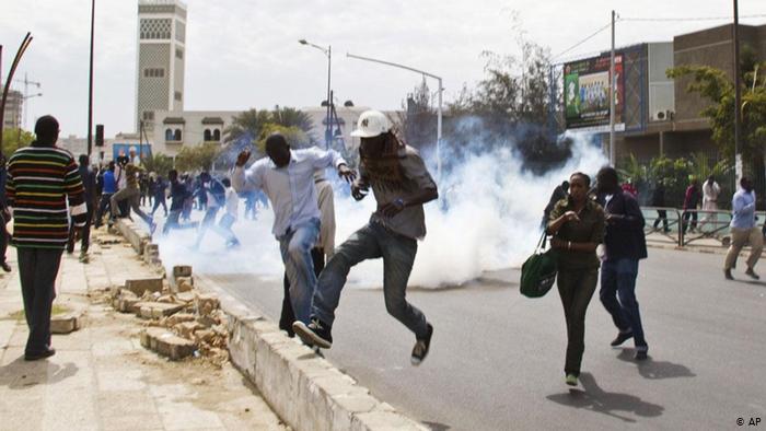 Les Premières Manifestations Éclatent Dakar Pro Sonko Forces De Lordre Saffrontent