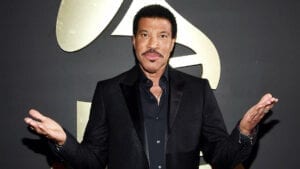 Lionel Ritchie (71 Ans) S’affiche Avec Sa Copine, Les Internautes Sous Le Choc (Photos)