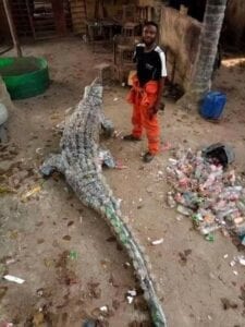 Ce Jeune Artiste Fabrique Des Crocodiles Avec Des Bouteilles Plastiques (Photos)