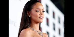 Rihanna Pose Les Seins Nus Et Suscite L’indignation En Inde