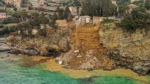 Italie: Un Cimetière S&Rsquo;Effondre Dans La Mer, Environ 200 Cercueils À L&Rsquo;Eau