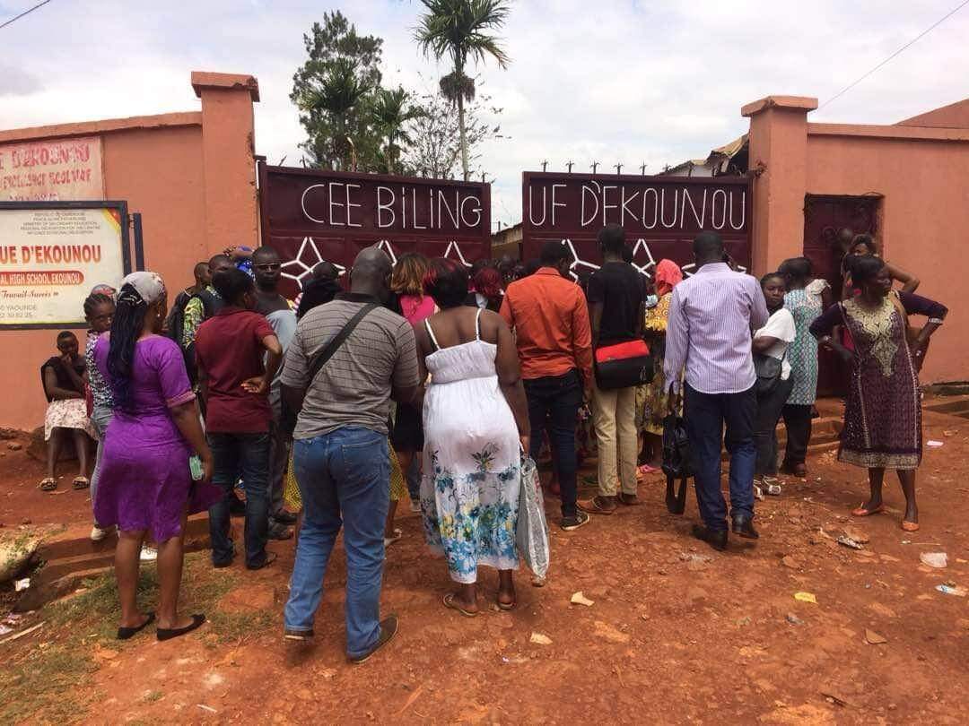 Cameroun : Un Lycéen Pointe Une Arme Contre Son Enseignante