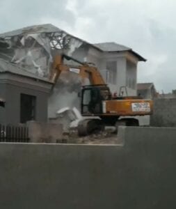 Il Démolit La Maison Construite À Sa Femme Après Leur Rupture