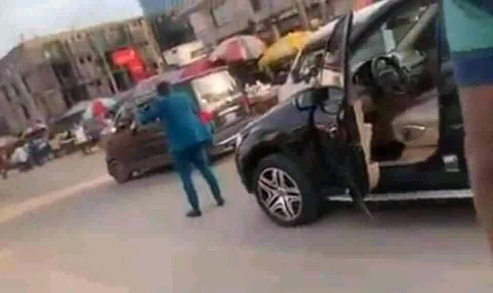 folie nigeria rue doingbuzz 2 - Nigéria: Il sort de son bolide puis se déshabille en pleine rue