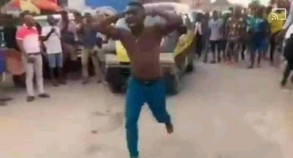 folie nigeria rue doingbuzz 3 - Nigéria: Il sort de son bolide puis se déshabille en pleine rue