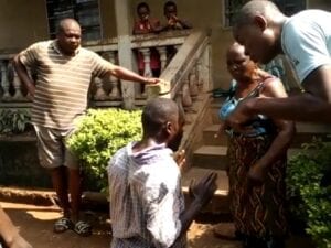 Cameroun : Il Se Fait Fouetter Par Les Jeunes De Son Quartier Pour Avoir Levé La Main Sur Sa Mère