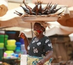 Une Jeune Ivoirienne Reçoit Une Punition Pour Avoir Offensé Une Vieille Vendeuse