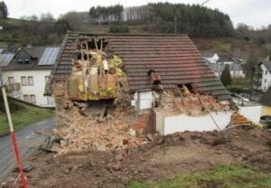 Un Propriétaire Détruit Sa Maison À Cause D&Rsquo;Un Conflit Avec Son Locataire