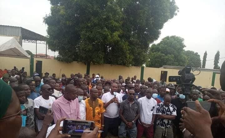 Des Jeunes De Seguela Demandent Pardon A Alassane Ouattara A Genoux Doingbuzz