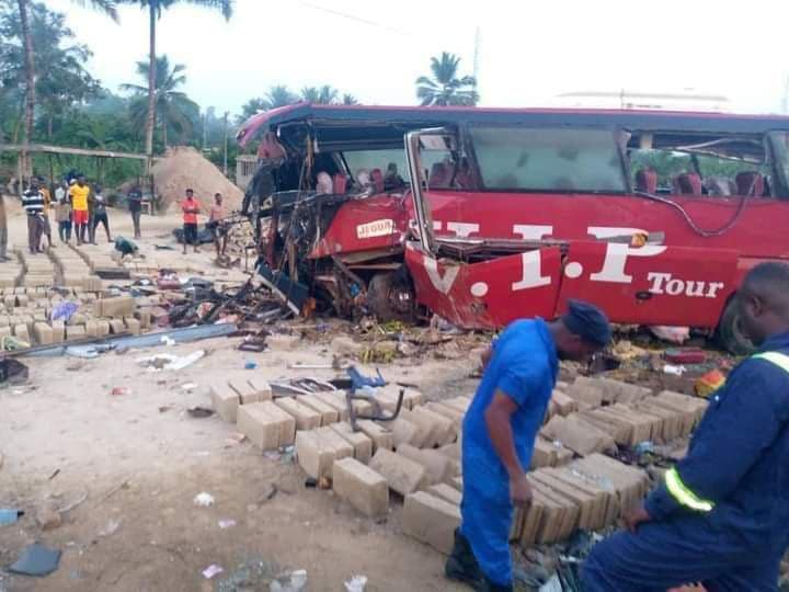 Ghana : 16 personnes meurent dans la collision de deux voitures (photos) 