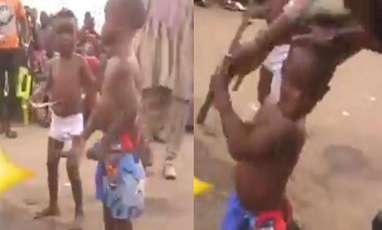 Ghana: Deux Petits Garçons Exhibent Leur Pouvoir Mystique En Se Coupant Avec Des Couteaux-(Vidéo)