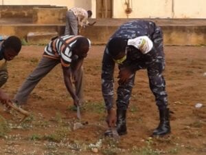 Togo : Civils Et Policiers Rendent Propre Un Centre De Santé ( Photos)