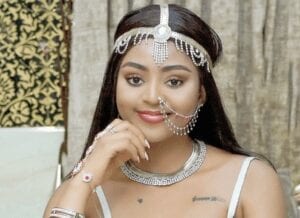 Regina Daniels Dévoile Sa Seconde Maman En Plein Tournage (Photos)