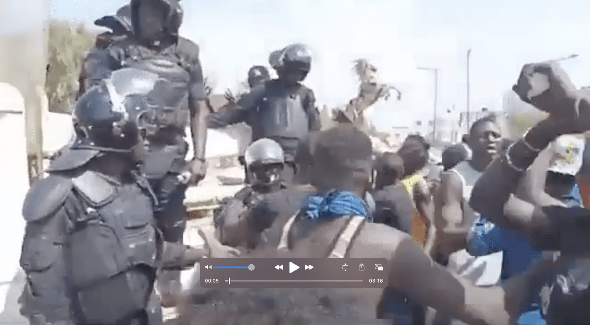 Sénégal : Policiers et manifestants se saluent chaleureusement en pleine manifestation (vidéo)