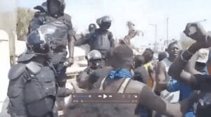 Sénégal : Policiers Et Manifestants Se Saluent Chaleureusement En Pleine Manifestation (Vidéo)