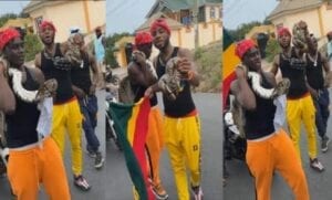 Un Chanteur Ghanéen Mordu Par Un Serpent Sur Le Tournage D’un Clip: Vidéo