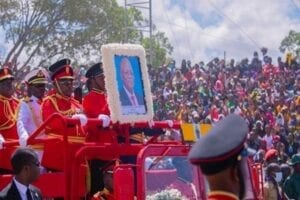 Un Interprète Fait Rire La Foule Aux Funérailles De John Magufuli Après Une Mauvaise Interprétation Du Discours De Cyril Ramaphosa