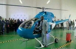 WhatsApp Image 2021 03 25 at 00.44.51 1 300x196 - Sans diplôme, ce Zimbabwéen construit un hélicoptère et une voiture