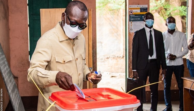 Bénin – Présidentielle 2021: Patrice Talon Dans Son Centre De Vote Pour Son Devoir Citoyen