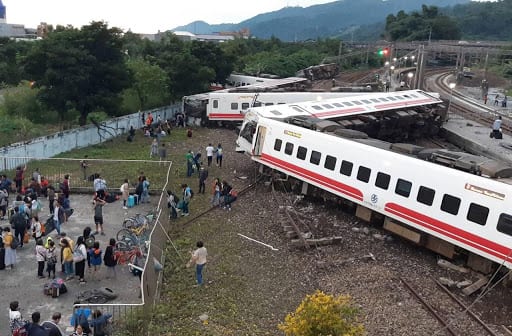 Taiwan Un train déraille 53 morts dégâts - Taiwan : Un train déraille et fait au moins 53 morts et de nombreux dégâts
