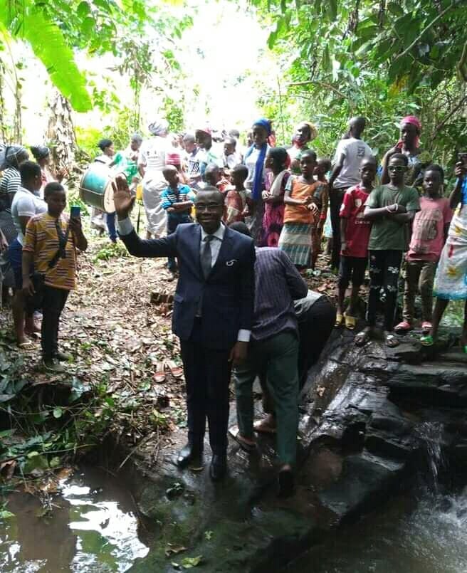 Togo Un Pasteur En Veste Baptise Ses Fideles Dans Une Cascade Doingbuzz