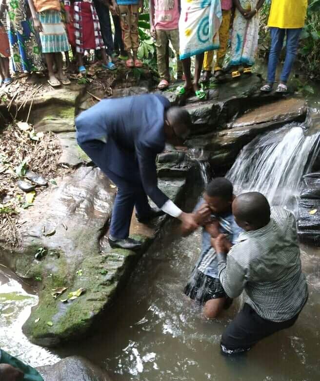 Togo Un Pasteur En Veste Baptise Ses Fideles Dans Une Cascade Doingbuzz1