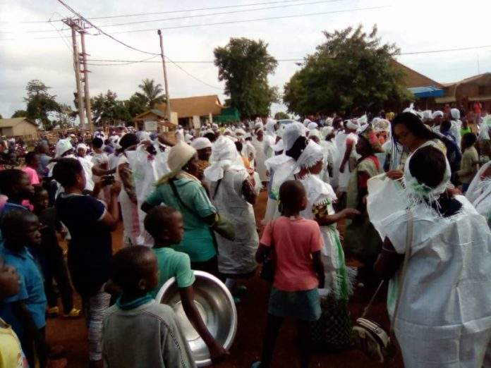 fetshi 1 696x522 1 - RDC : des femmes et écoliers exigent la présence de Félix Tshisekedi à Beni, dans l’Est