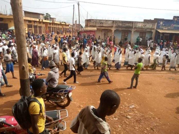 fetshi 696x522 1 - RDC : des femmes et écoliers exigent la présence de Félix Tshisekedi à Beni, dans l’Est