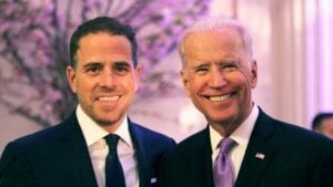 Une Photo Du Fils De Joe Biden Quasi-Nu Avec Des Prostituées Fait Jaser La Toile