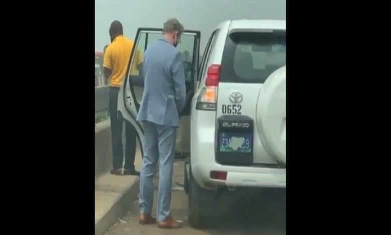 Un Diplomate Européen Filmé En Train D’uriner Sur Une Route Au Nigeria: Vidéo