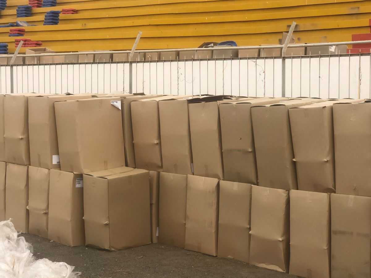caisses contenant des sieges avec dos - Le stade Lat Dior fait peau neuve pour se conformer aux exigences de la CAF (images)