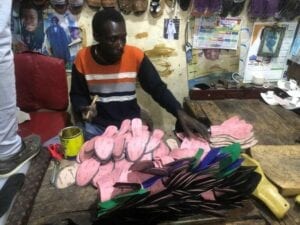 Fin Du Ramadan, Les Cordonniers Sénégalais Se Frottent Les Mains En Attendant La Korité (Aïd)