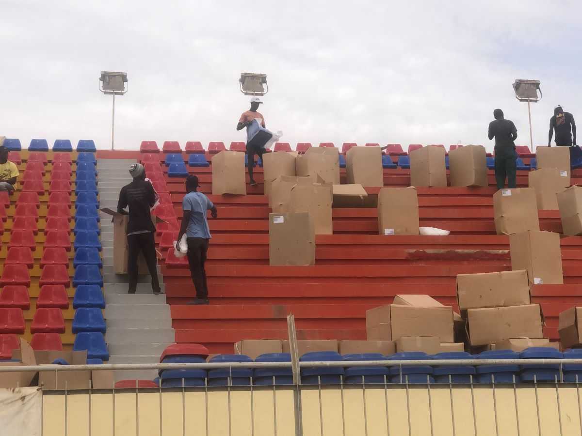des ouvriers disposent les sieges a dos sur les gradins - Le stade Lat Dior fait peau neuve pour se conformer aux exigences de la CAF (images)