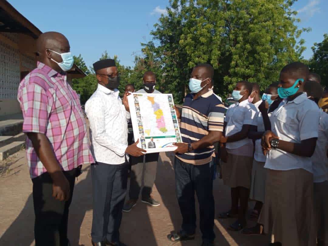 Togo: le ministre de la communication offre une corde pour le grimper à un lycée