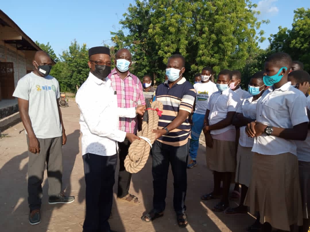 Togo : Le Ministre De La Communication Offre Une Corde De Grimper À Un Lycée, Gerry Taama Le Félicite