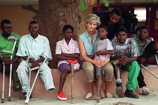 Voici Comment La Visite De La Princesse Diana En Angola En 1997 A Contribué À Rendre Le Monde Meilleur (Vidéo)