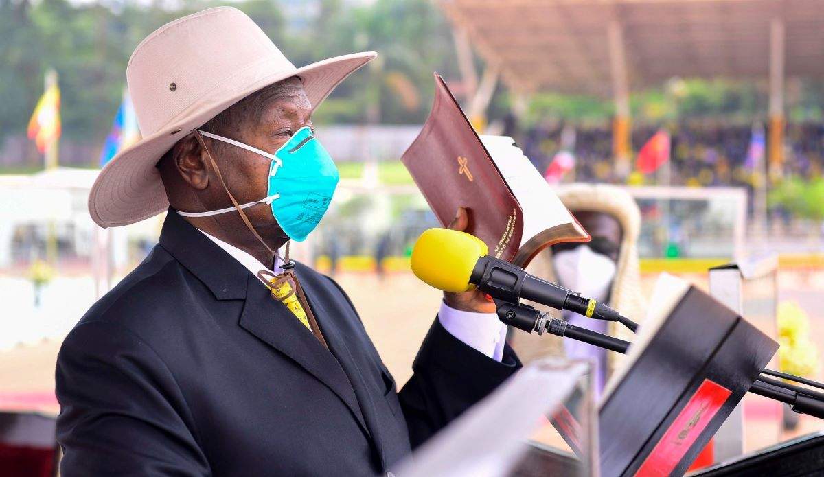 Covid 19 Ouganda fermeture des écoles suspension rassemblements