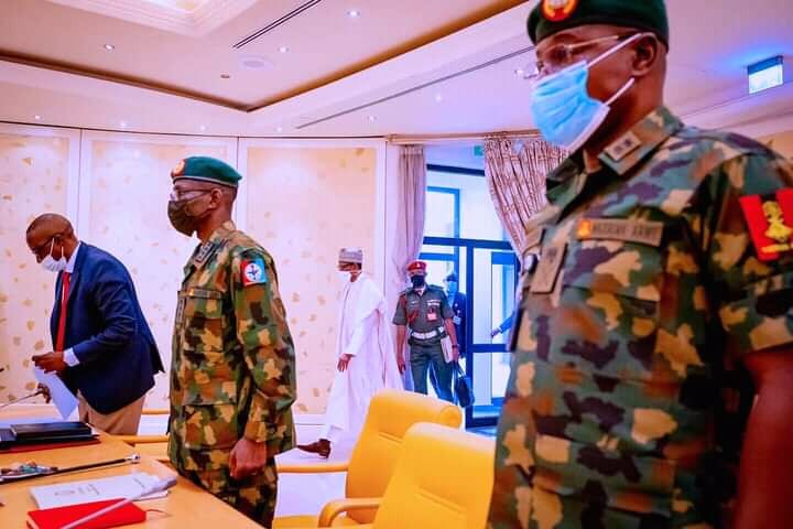 Nigéria: Muhammadu Buhari a-t-il failli être giflé par un militaire (photo)?