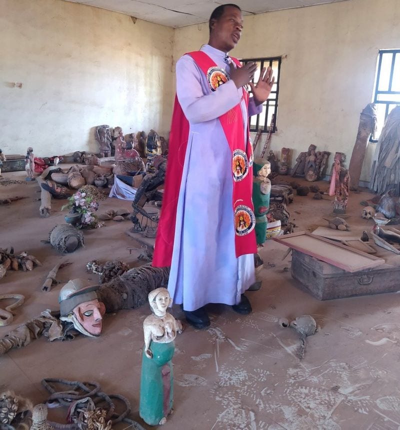 Nigeria : Un prêtre catholique conserve et prend soin des divinités