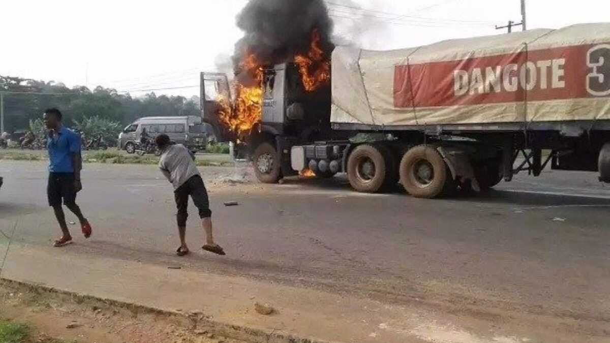 Nigeria : Un Camion De Dangote Incendié, Le Chauffeur Échappe Au Lynchage