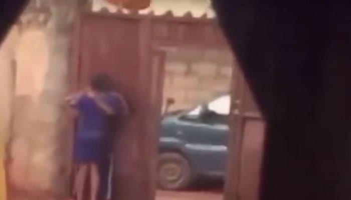 Nigeria: Une Mère Surprend Sa Fille En Pleine Intimité Avec Un Homme Dans Leur Concession-Vidéo