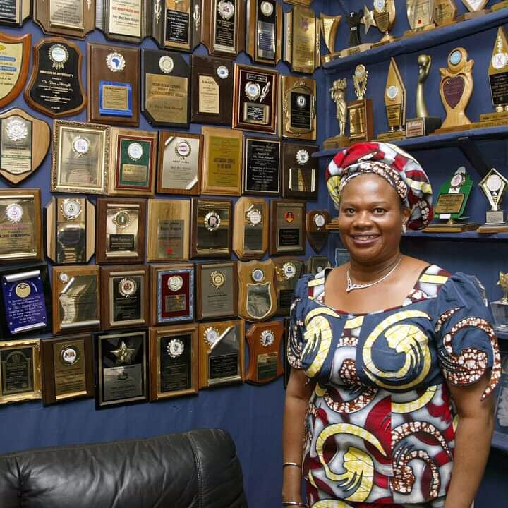 Qui Etait Dora Akunyili La Seule Nigerian Ayant Recu Plus De 900 Prix Doingbuzz 1
