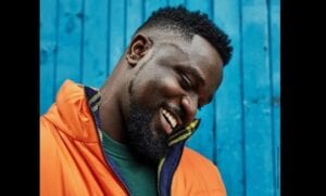 Sarkodie: “Seuls Les Hommes Pauvres Se Rendent En Cuisine Pour Aider Leurs Femmes”