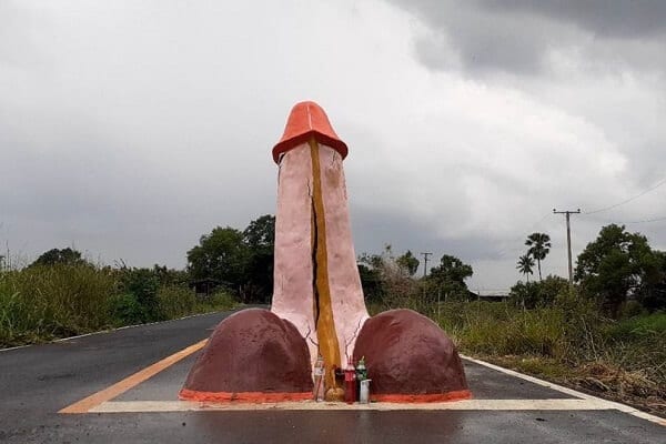 Thaïlande: Une statue d’un pénis géant érigée pour faire tomber la pluie (photos)