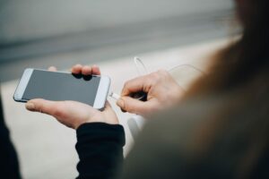 Insolite : Il Débranche Un Réfrigérateur Des Vaccins Pour Charger Son Téléphone