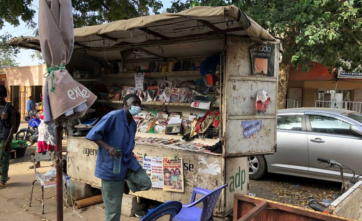 le seul vendeur de journaux laisse sur place - Macky Sall accueilli par des Thiessois en colère