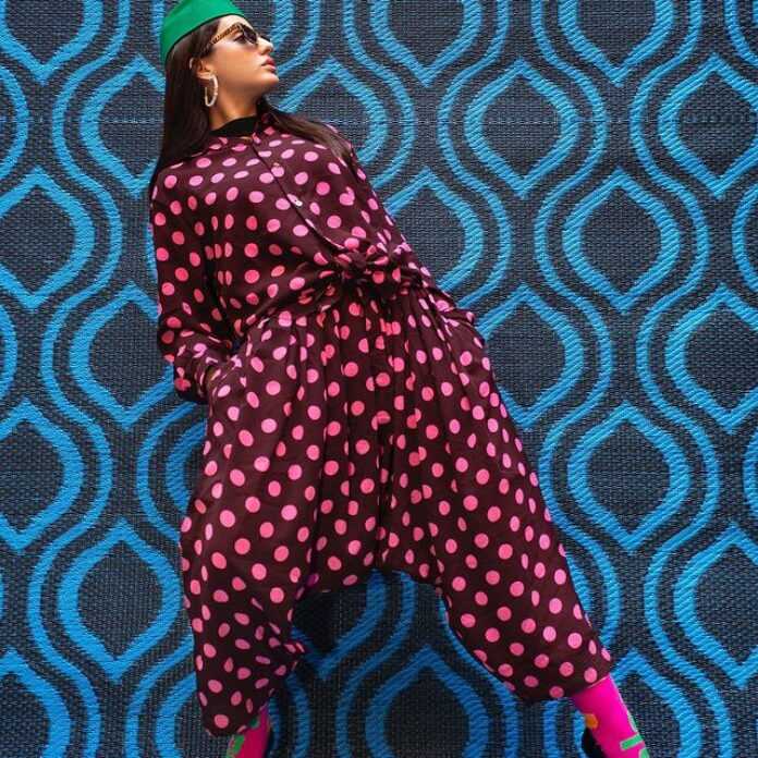 nora fatehi hypnotise avecson style streetwear marocain 3 696x696 1